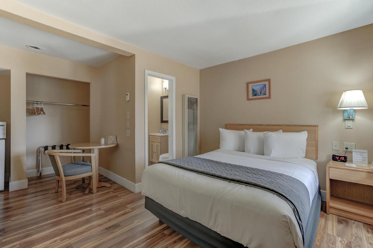 Shasta Pines Motel & Suites Burney Extérieur photo
