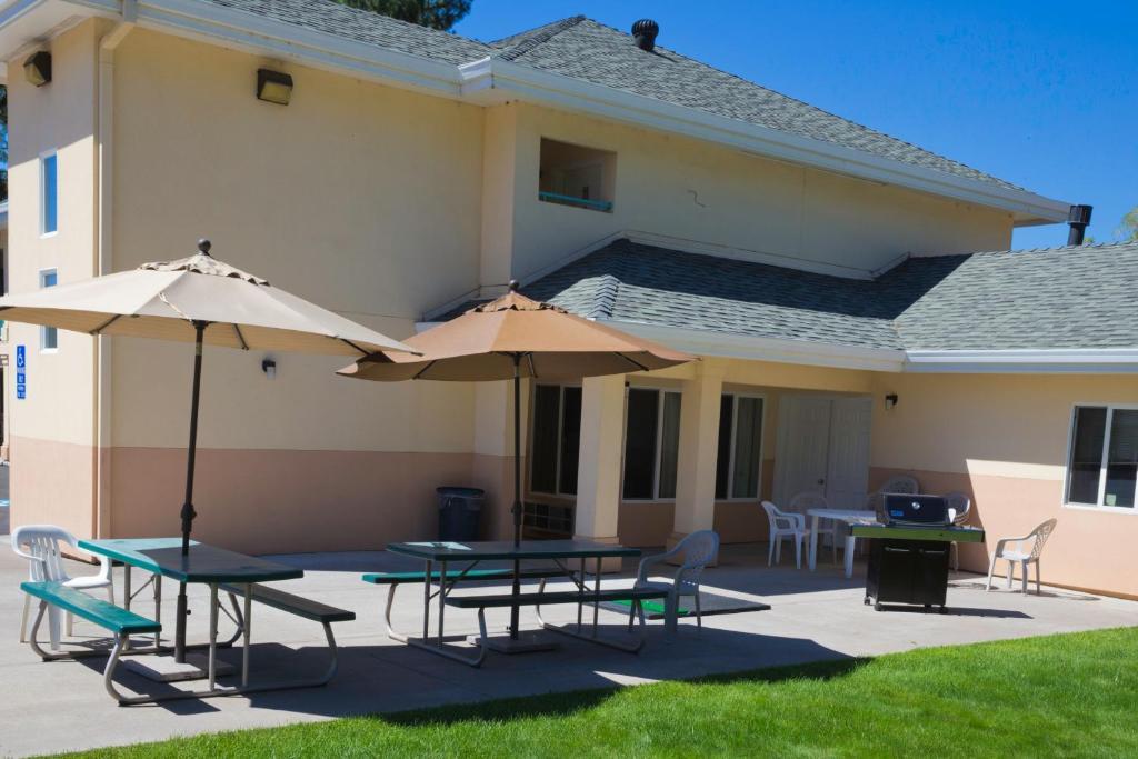 Shasta Pines Motel & Suites Burney Extérieur photo