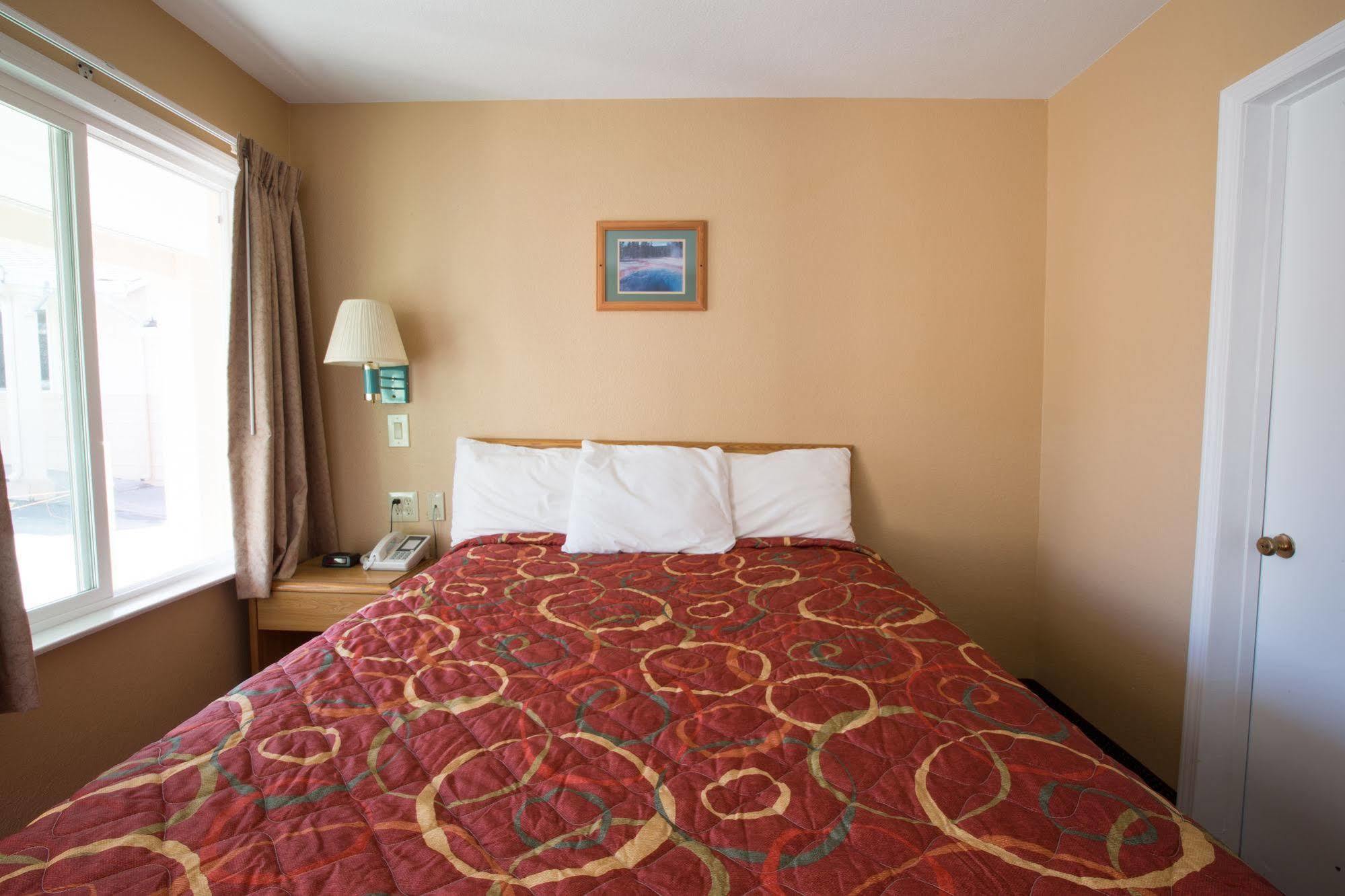 Shasta Pines Motel & Suites Burney Extérieur photo